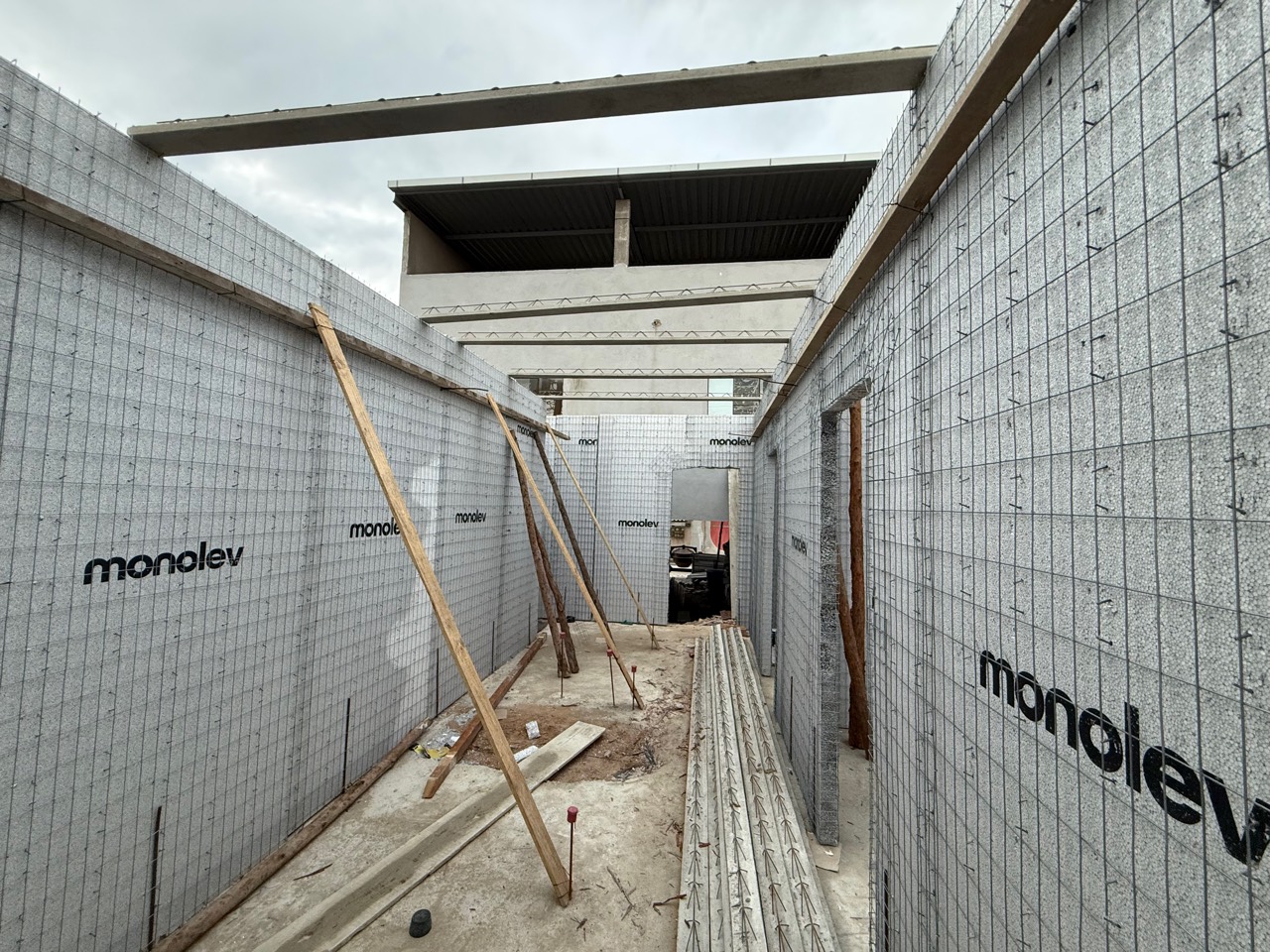 Corredor de obra real com vãos definidos nos painéis