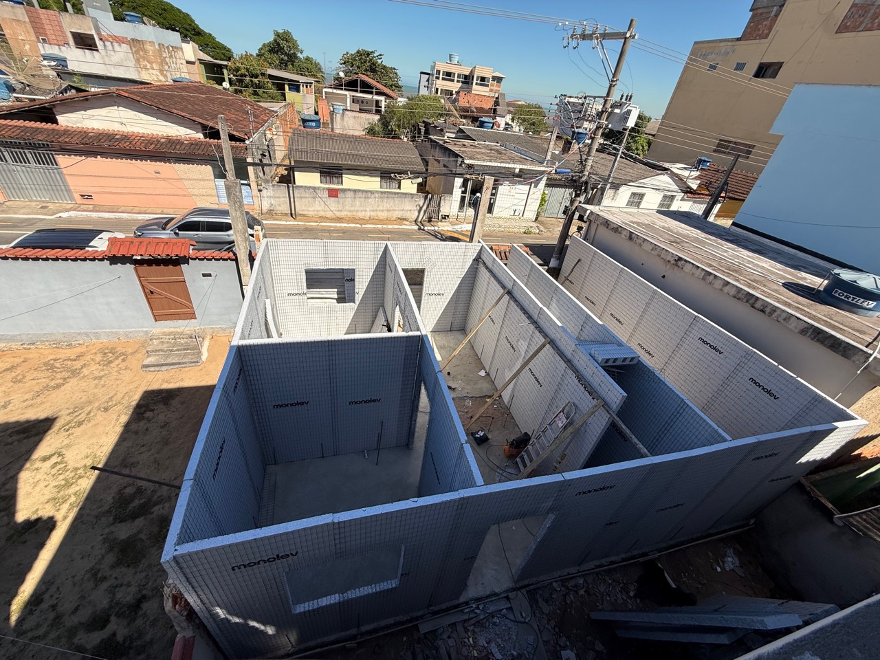 Vista superior de obra real com ambientes montados em painéis
