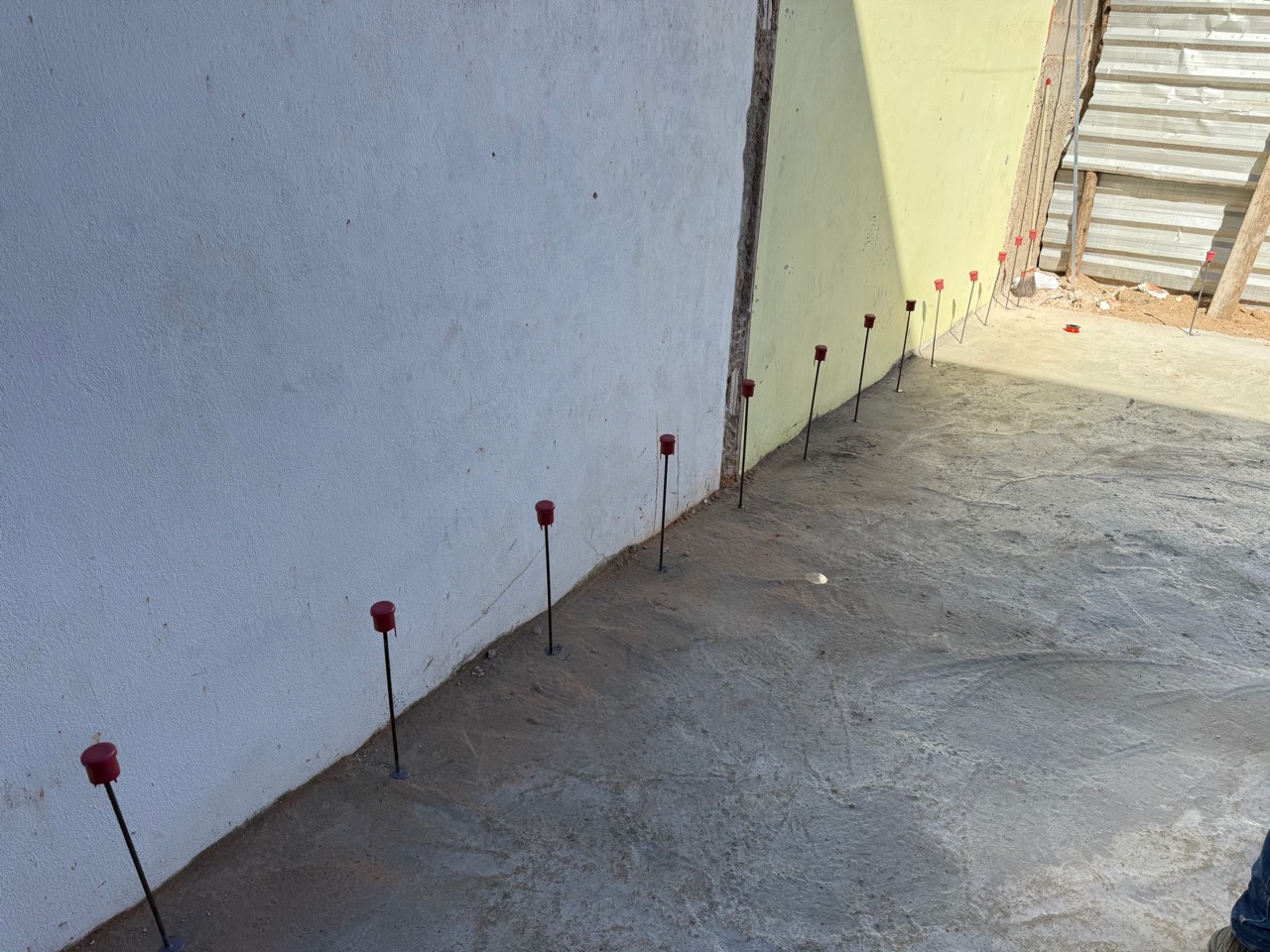 Arranques fixados na base da obra para receber os painéis monolíticos