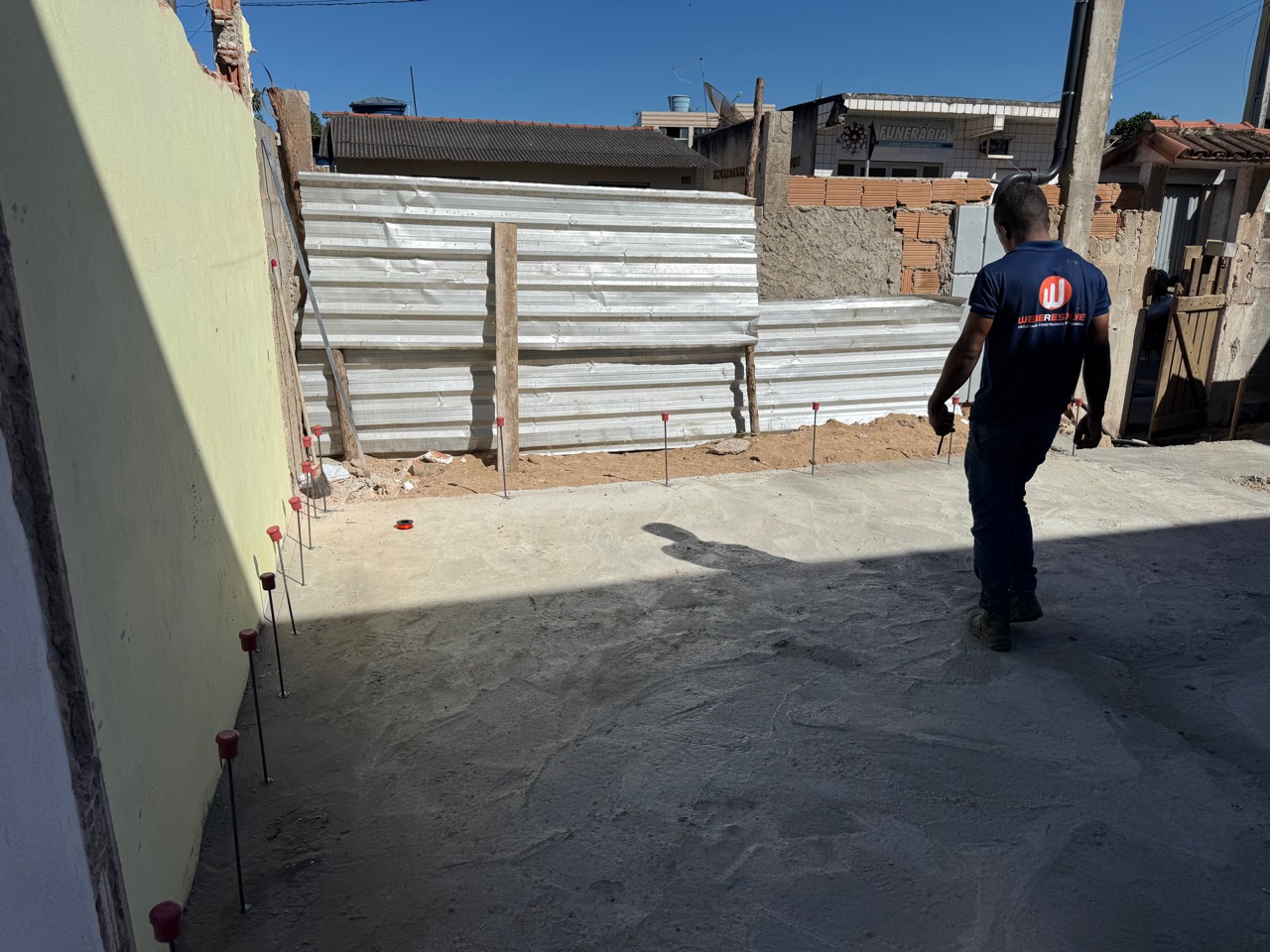 Profissional Weberesolve conferindo a fixação e a posição dos arranques