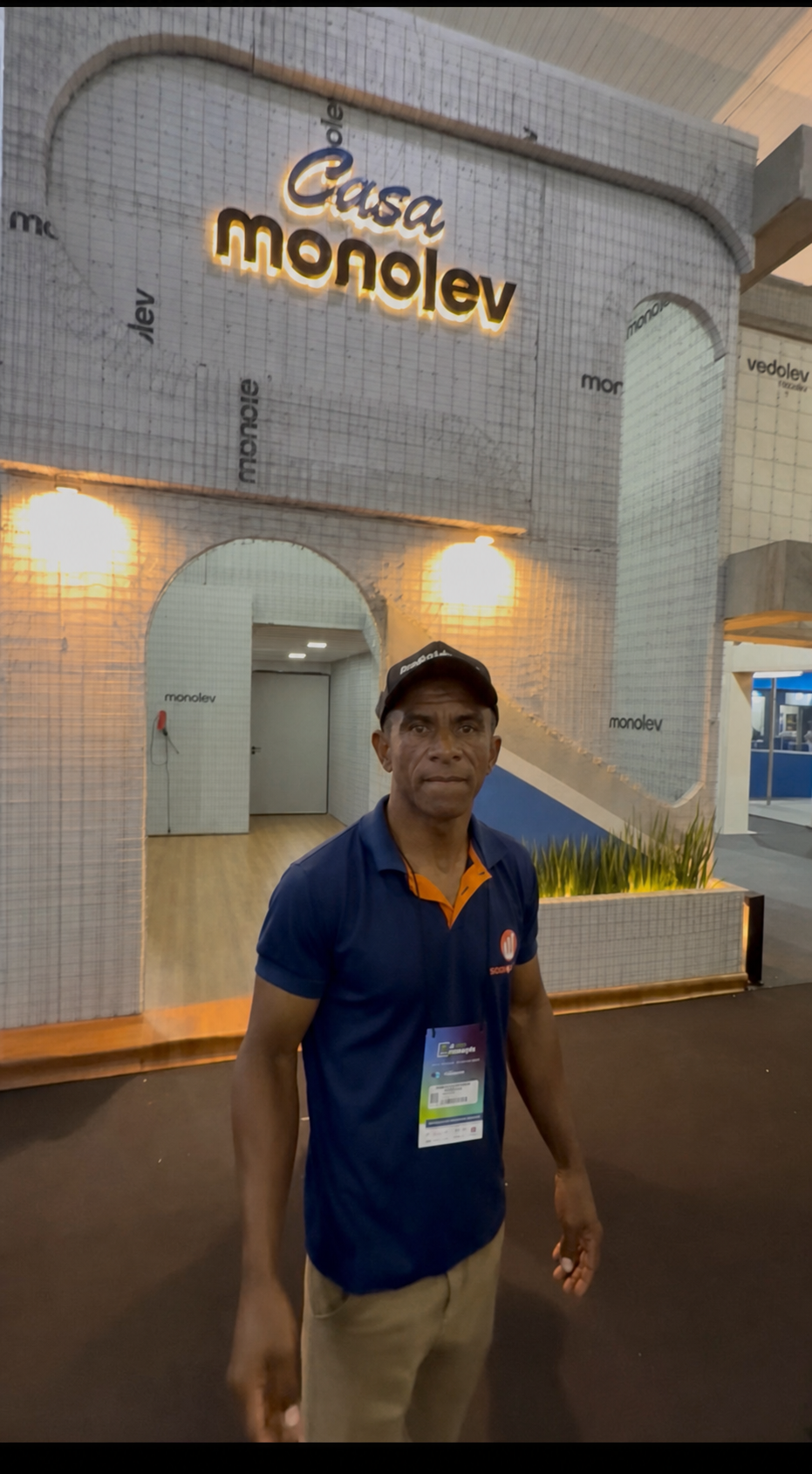Weberson de Matos Guimarães diante de uma construção com painéis monolíticos